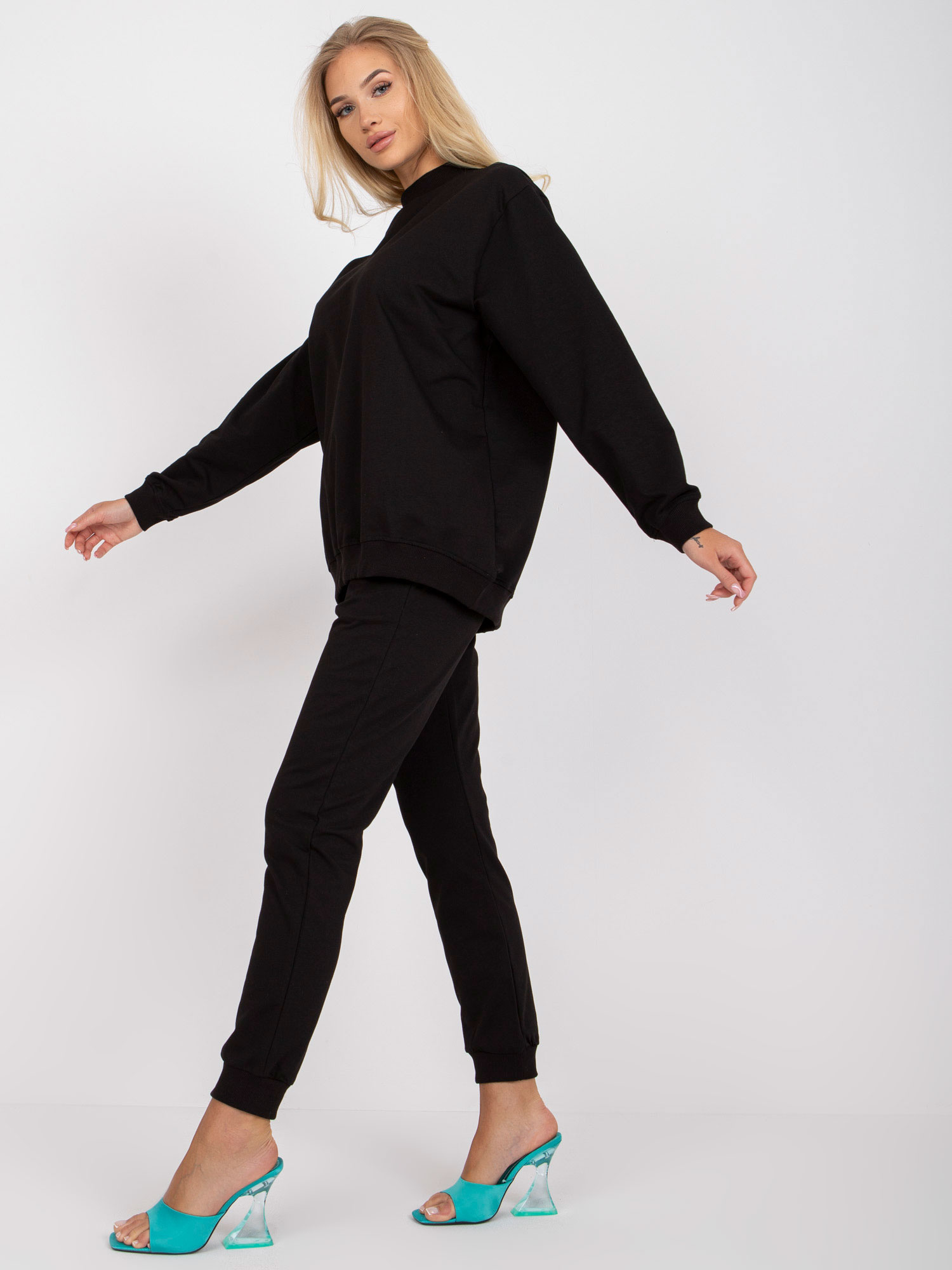 Czarna dresowa bluza basic bez kaptura 