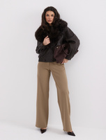 Schokoladenfarbene zweireihige Oversize-Jacke aus Kunstleder.
