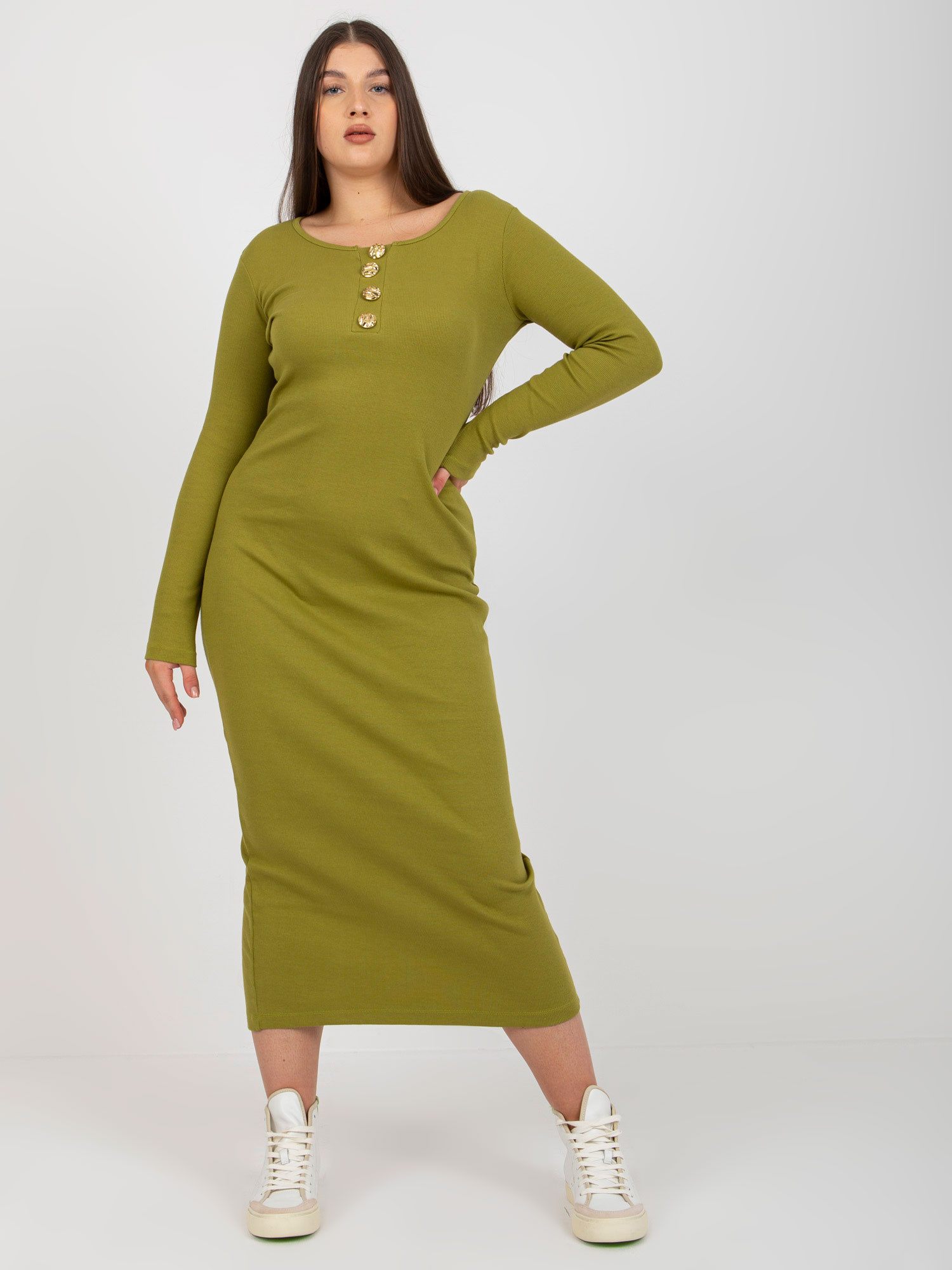 Olivinė dryžuota suknelė plus size su įpjova gale.