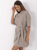 Ciemnobeżowa wizytowa sukienka z paskiem