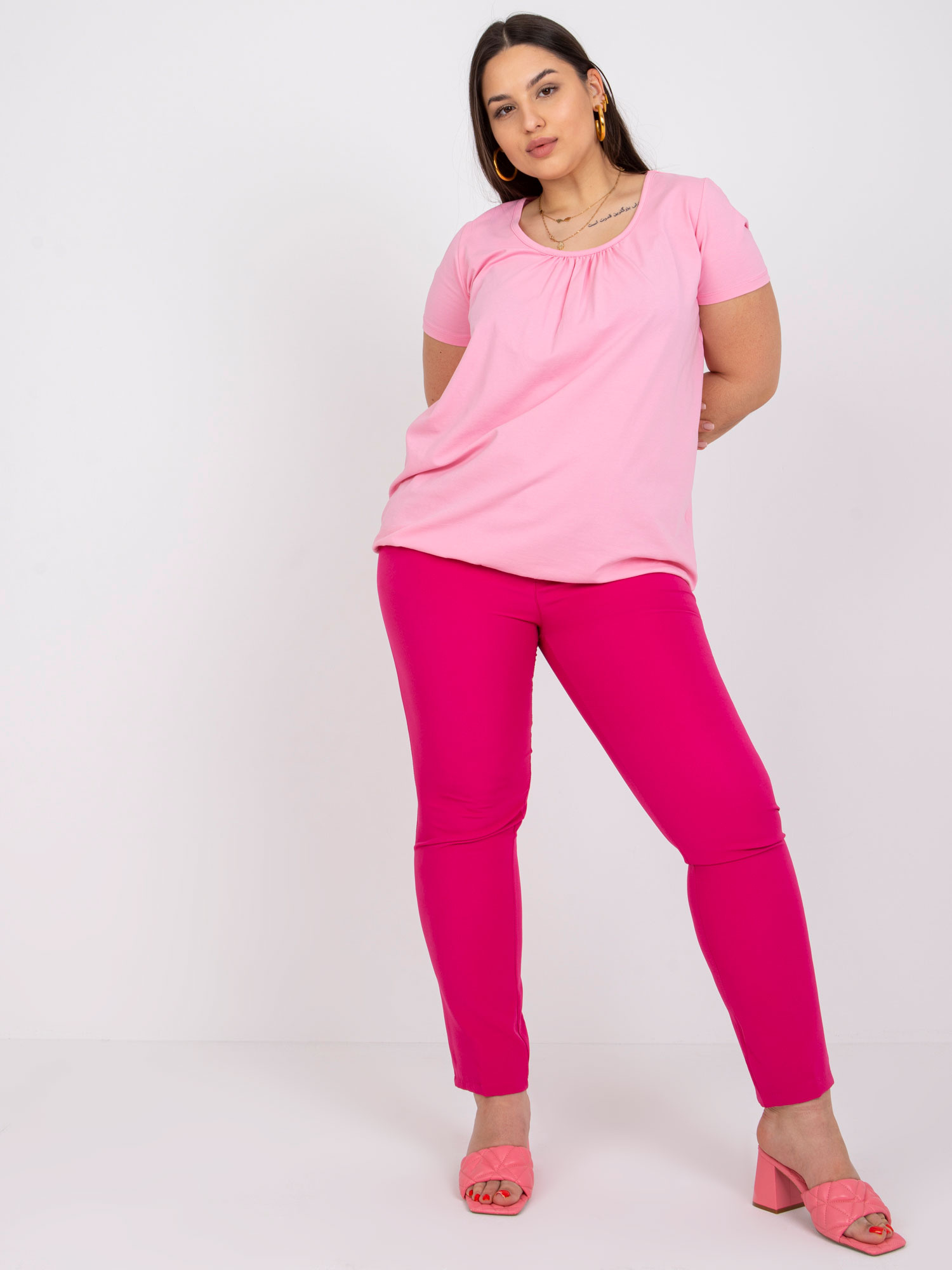 Šviesiai rožinė medvilninė plus size marškinėliai Celeste.
