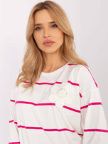 Hurtownia Ecru-fuksjowa damska bluzka z kwiatem