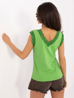 Zielony prążkowany top z dekoltem V