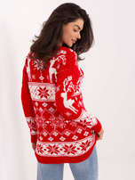Červený dlouhý svetr s soby.