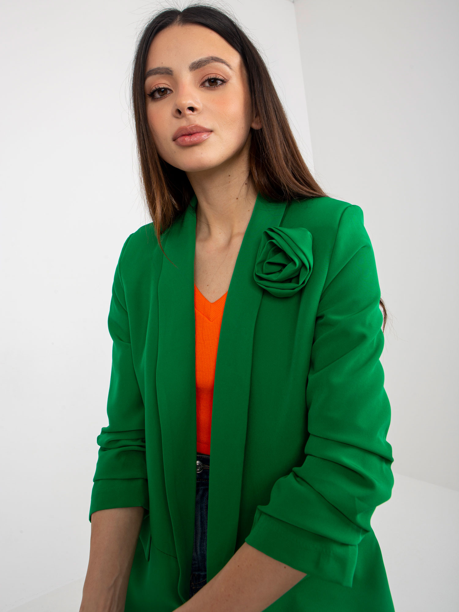 Zielona elegancka marynarka z kwiatem OCH BELLA