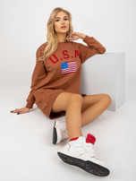 Hurtownia Jasnobrązowa długa bluza z nadrukiem i aplikacją