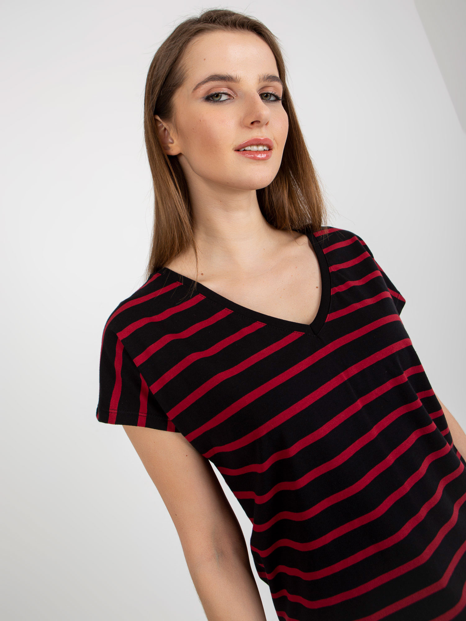 Czarno-czerwony damski t-shirt basic w paski z bawełny