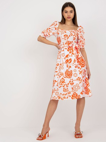 Großhandel Weiß-orange Midi-Kleid mit Mustern.