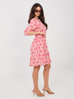 Koralowa wzorzysta sukienka z bufiastym rękawem SUBLEVEL 