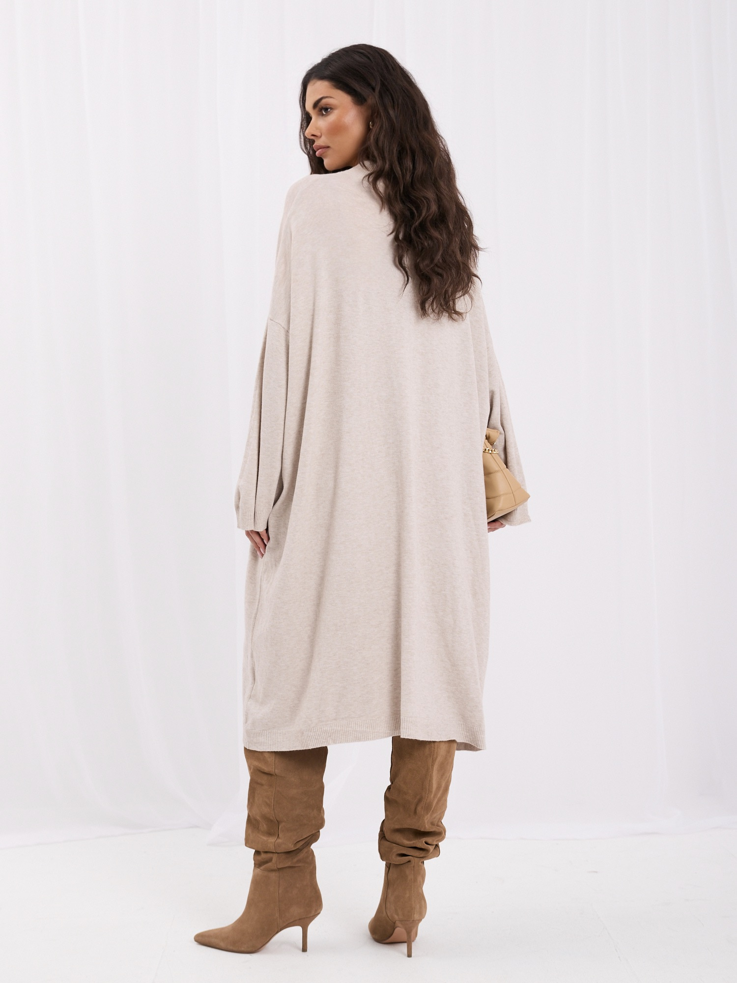 Bežinė megztinė midi suknelė oversized kirpimo.