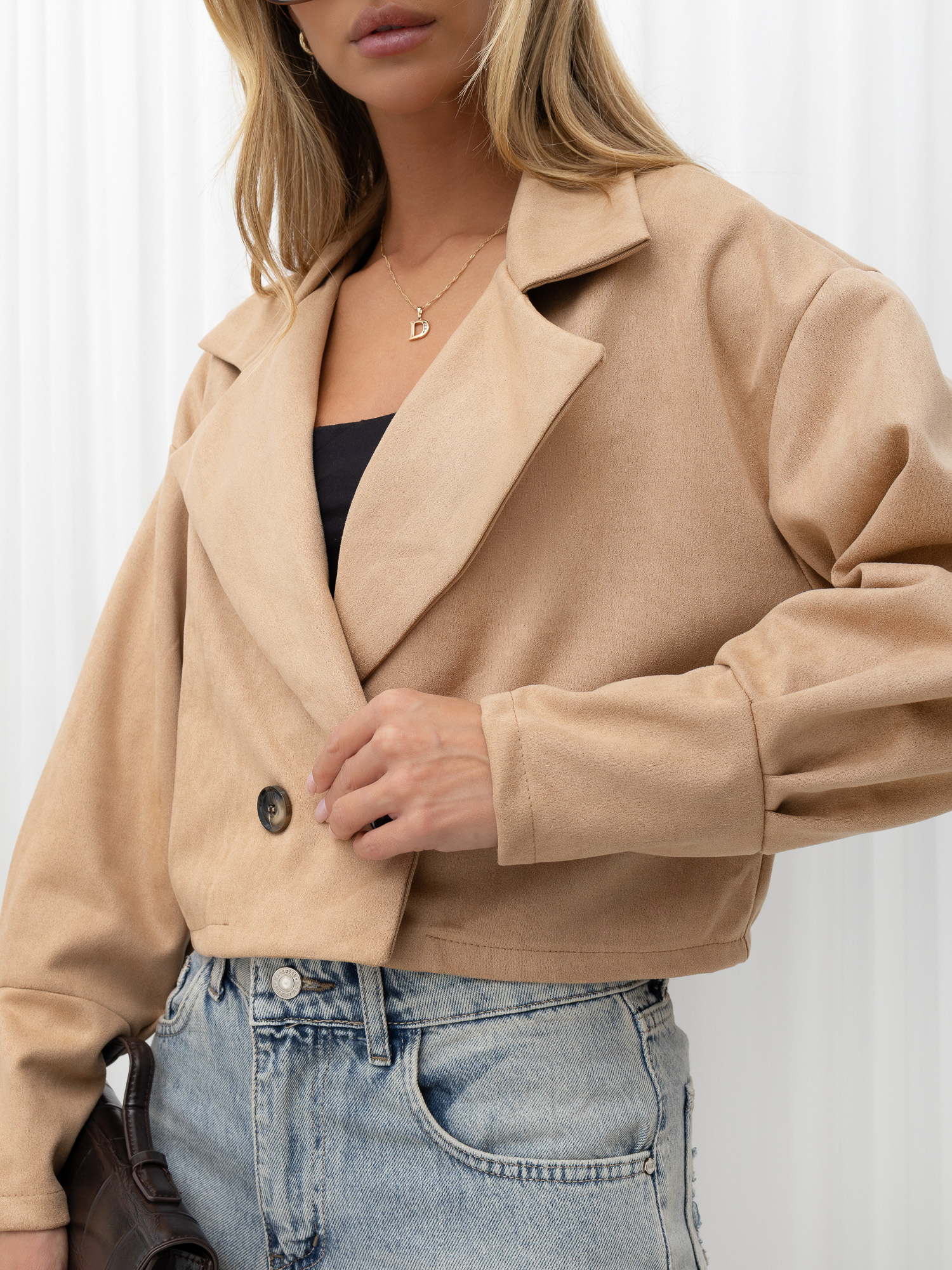 Kamelfarbener zweireihiger Jacke aus Wildlederimitat.