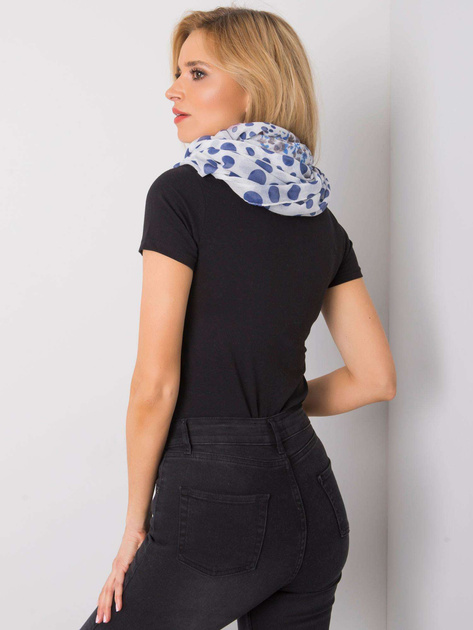 Biało-ciemnoniebieski komin we wzory