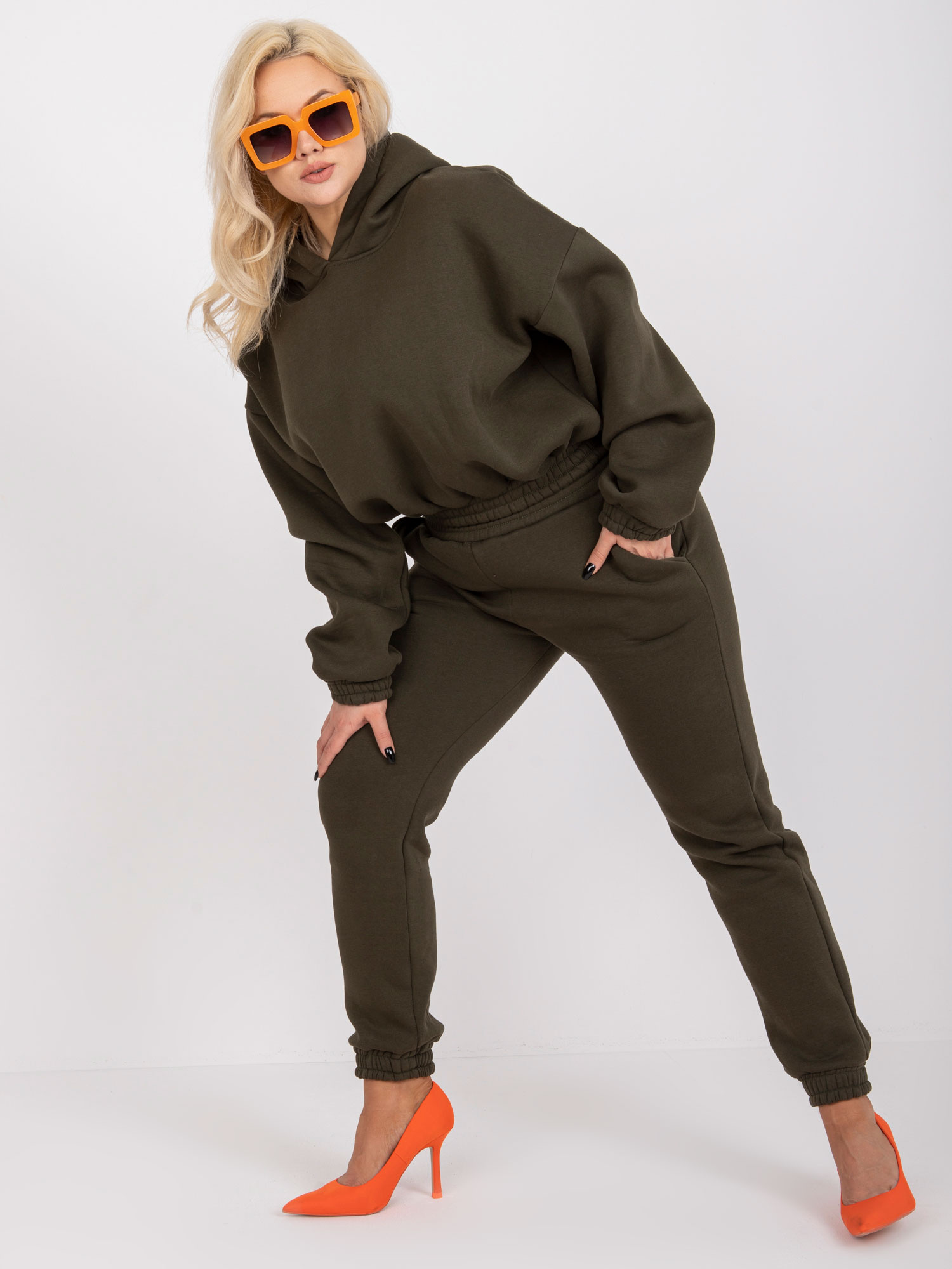 Khaki dresni komplet plus size z hlačami.