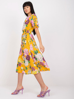 Żółta sukienka midi z printami w kwiaty Melani 