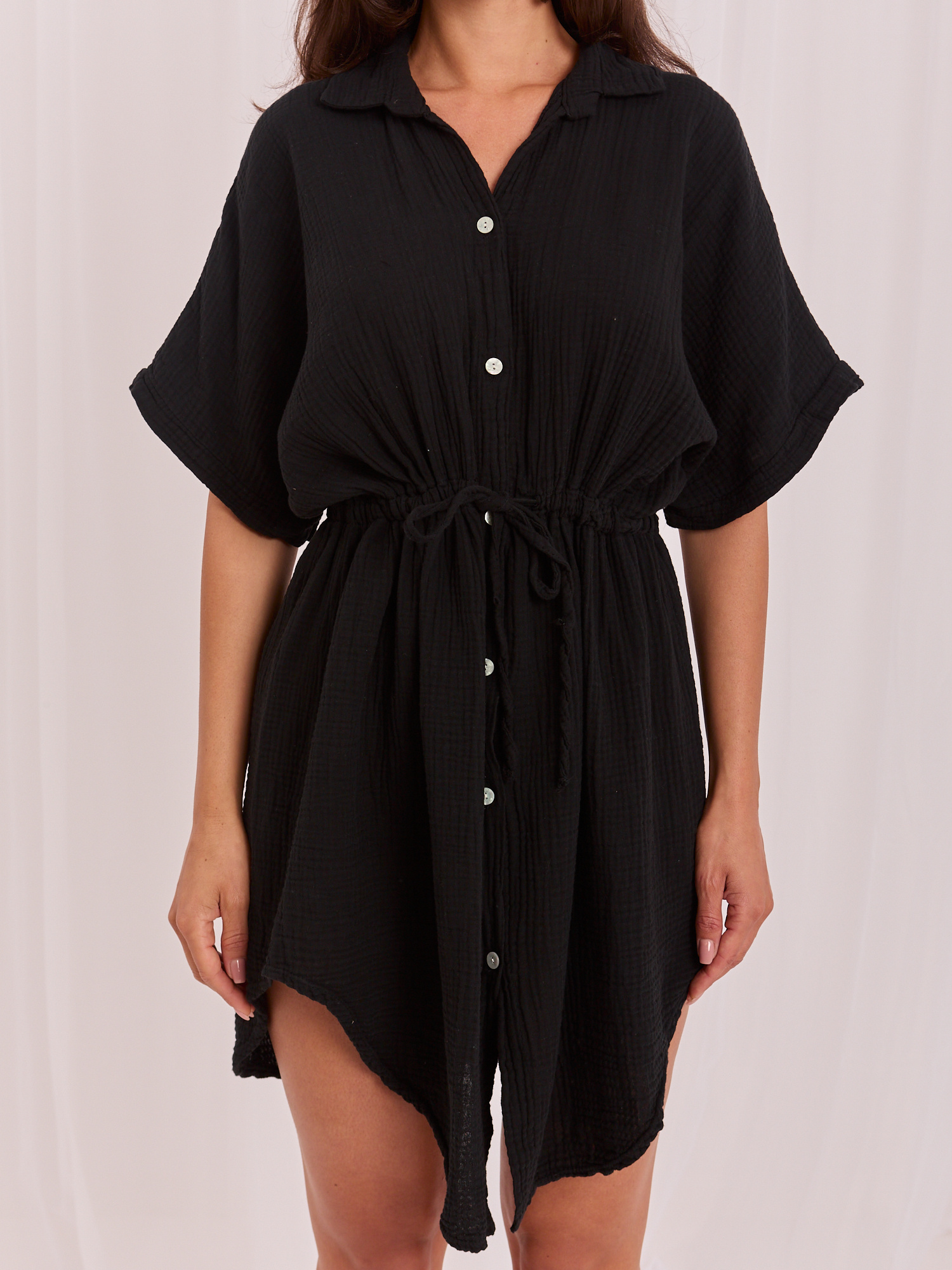 Schwarzes Musselin-Kleid mit kurzen Ärmeln.