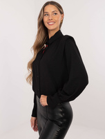 Hurtownia Czarna koszula z poduszkami na ramionach