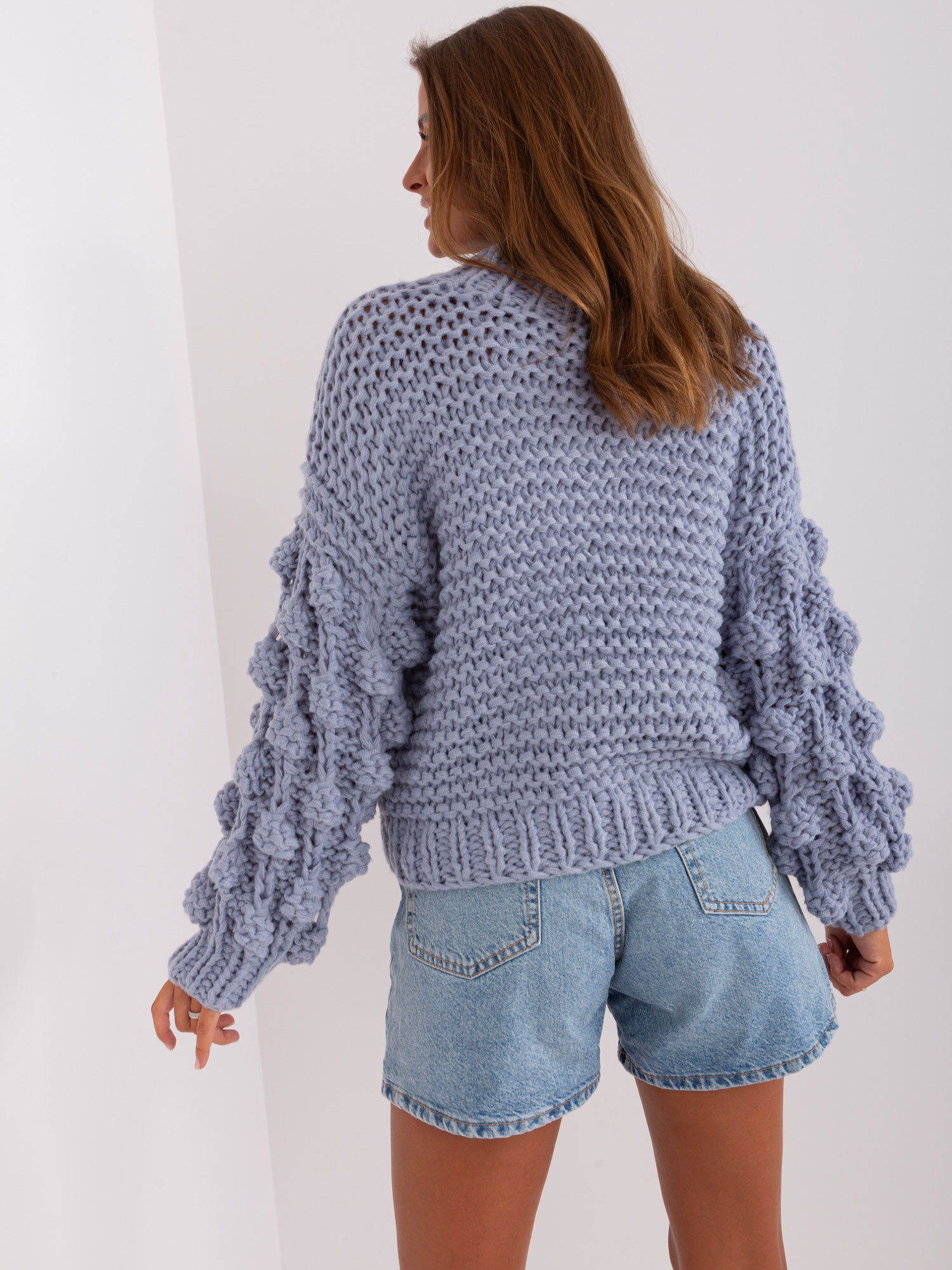 Brudnoniebieski sweter oversize z bufiastym rękawem