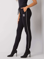 Czarne spodnie dresowe rurki z lampasami Mannice