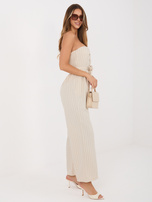 Beżowy elegancki kombinezon z szerokimi nogawkami