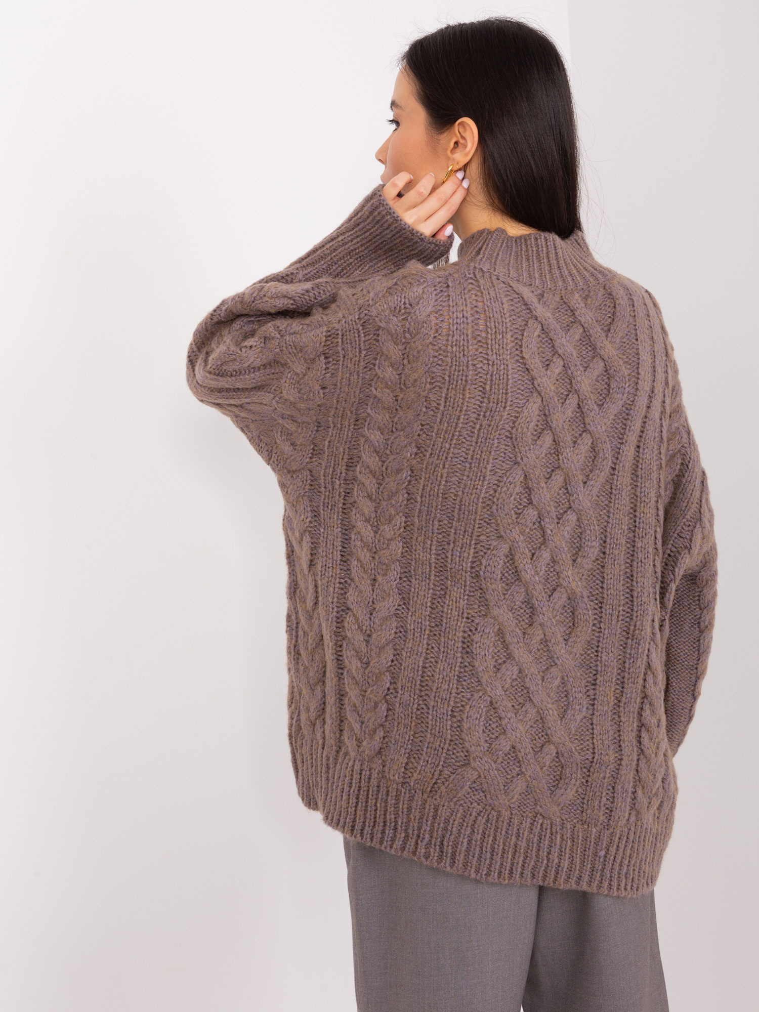 Brązowy sweter z warkoczami i ściągaczami
