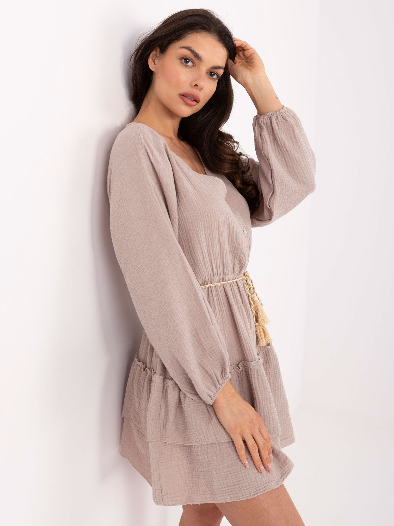 Dunkelbeige Musselin Kleid mit Rüsche.