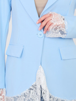 Pastelowa niebieska marynarka z poduszkami na ramionach