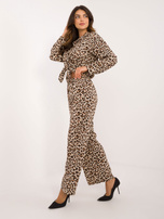 Beige-schwarzes Panther-Muster Set mit weiten Hosen.