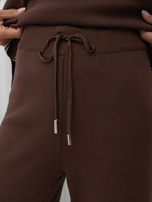 Braunes Strickset mit kontrastierendem Akzent.