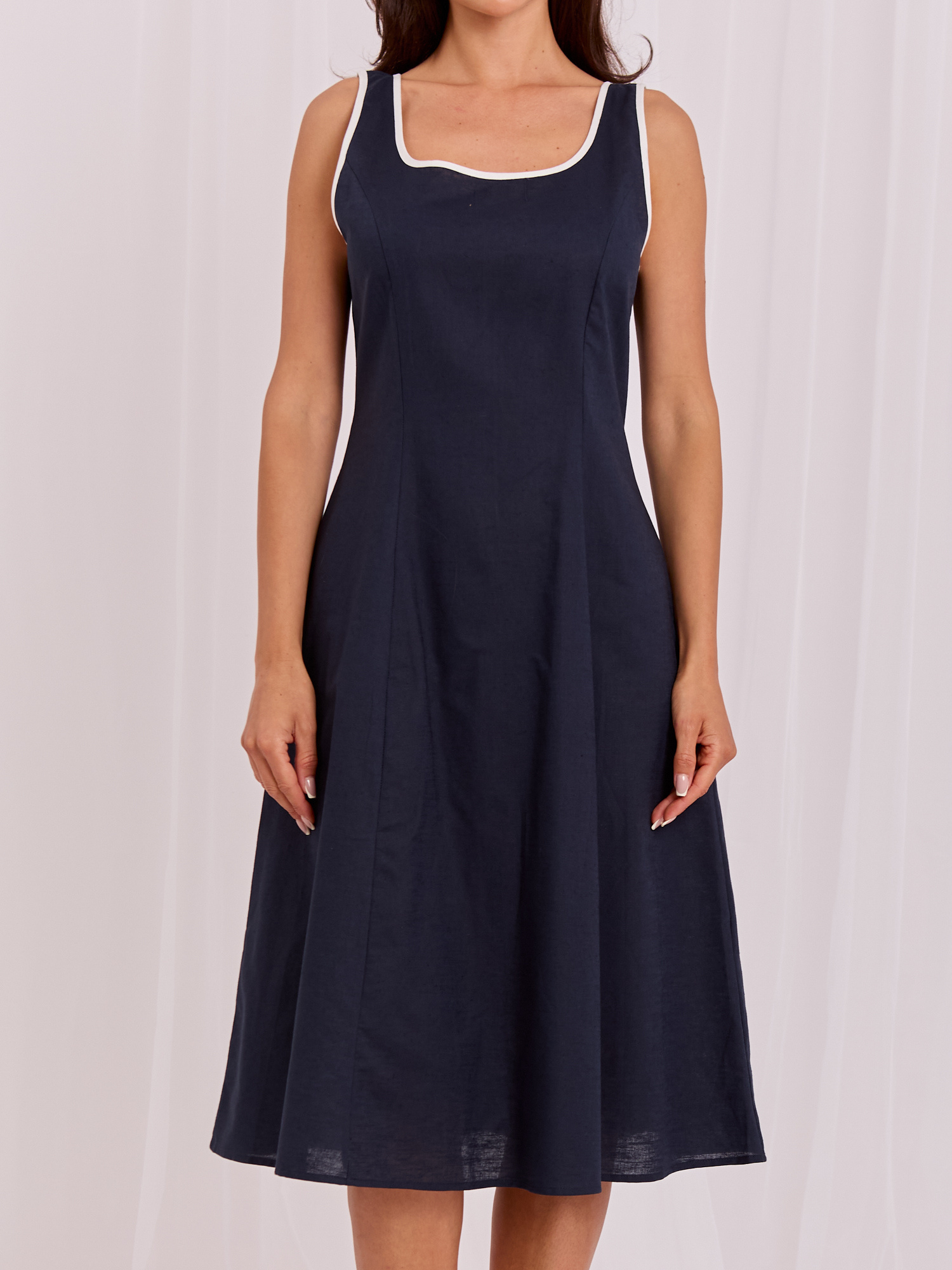 Dunkelblaues Sommerkleid ohne Ärmel.