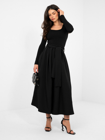 Czarna elegancka spódnica z wszytym paskiem