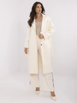 Kremowy długi płaszcz damski z wiązanym paskiem