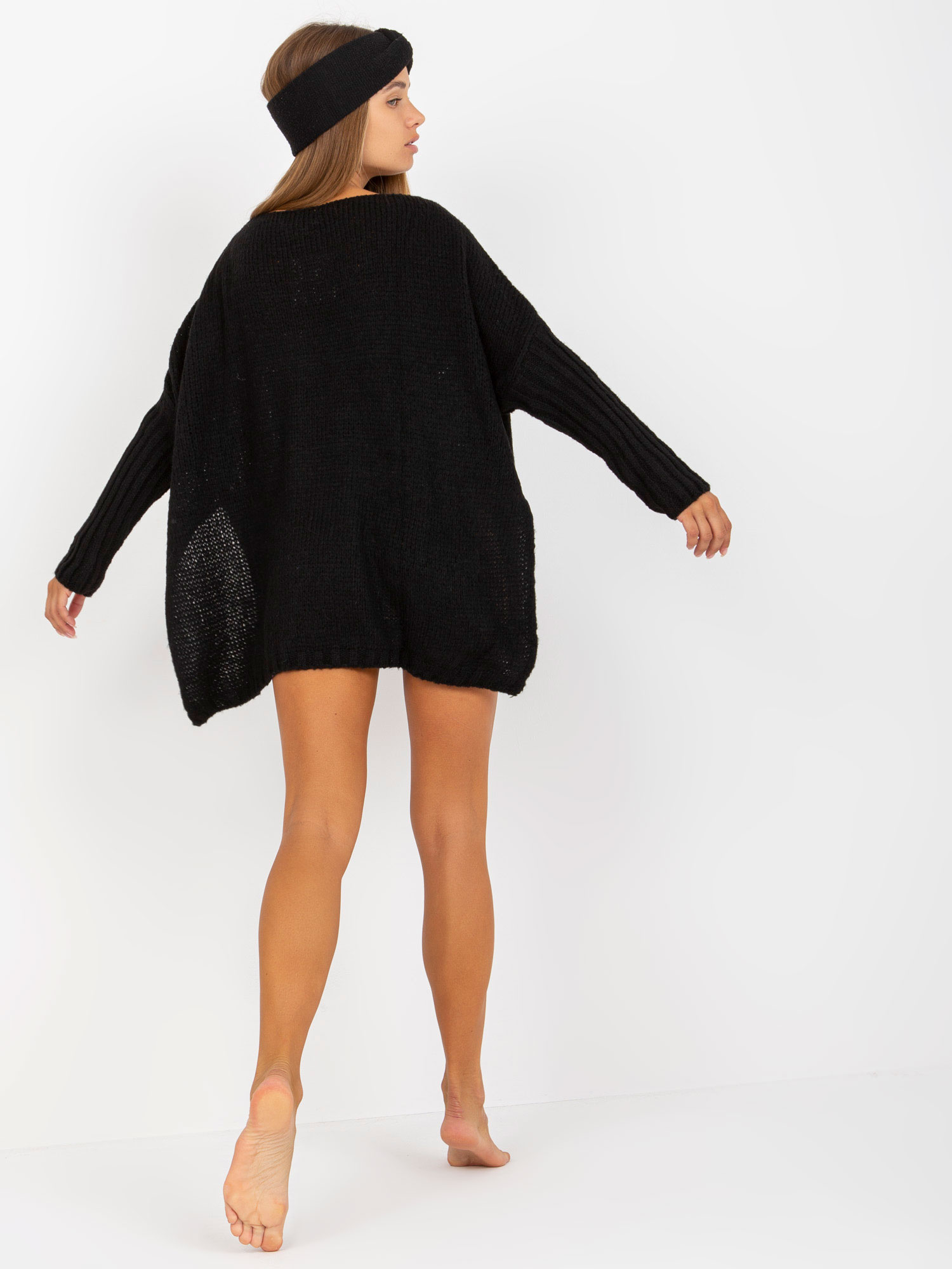 Czarny sweter oversize z rozcięciami po bokach OCH BELLA