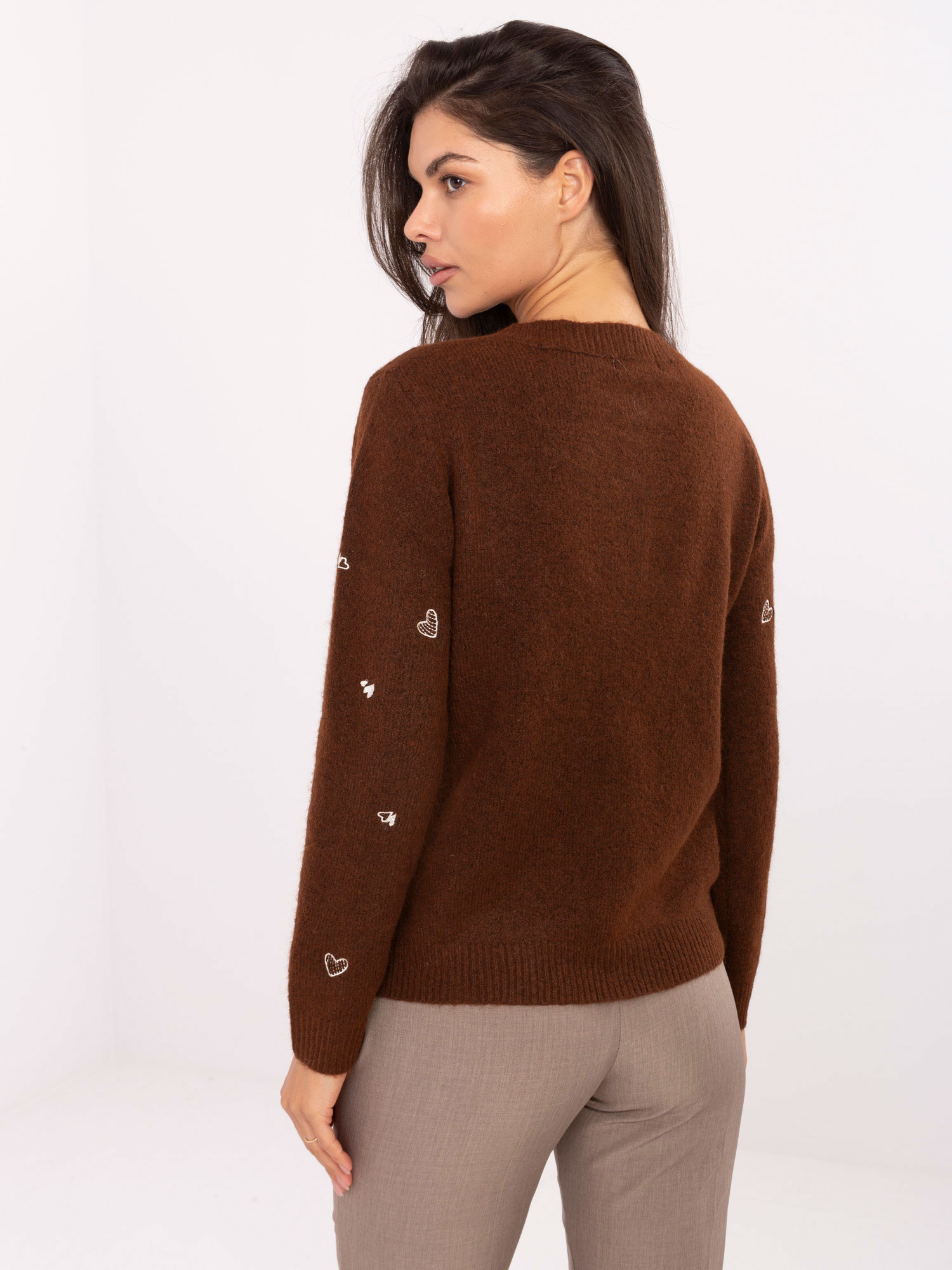 Brauner, knöpfbarer Pullover.