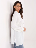 Biała długa koszula z ozdobnymi guzikami