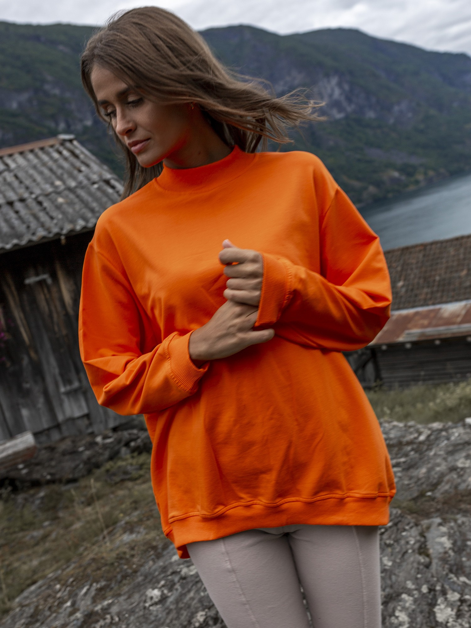 Oranžinė bazinė dresinė palaidinė Twist.