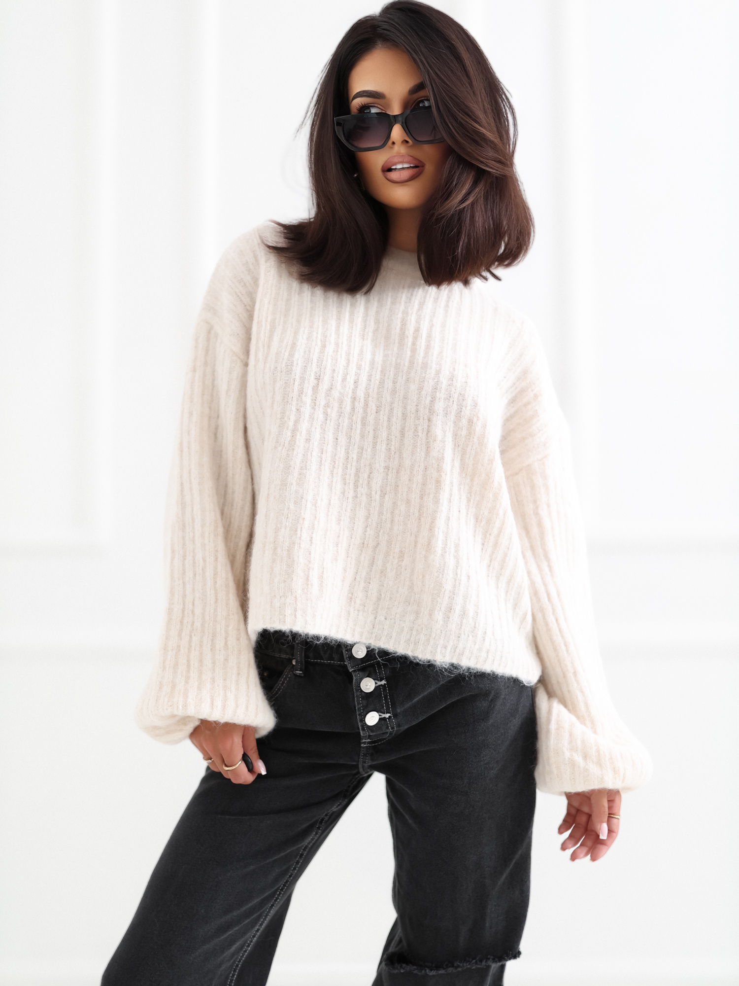 Jasnobeżowy miękki sweter oversize z okrągłym dekoltem