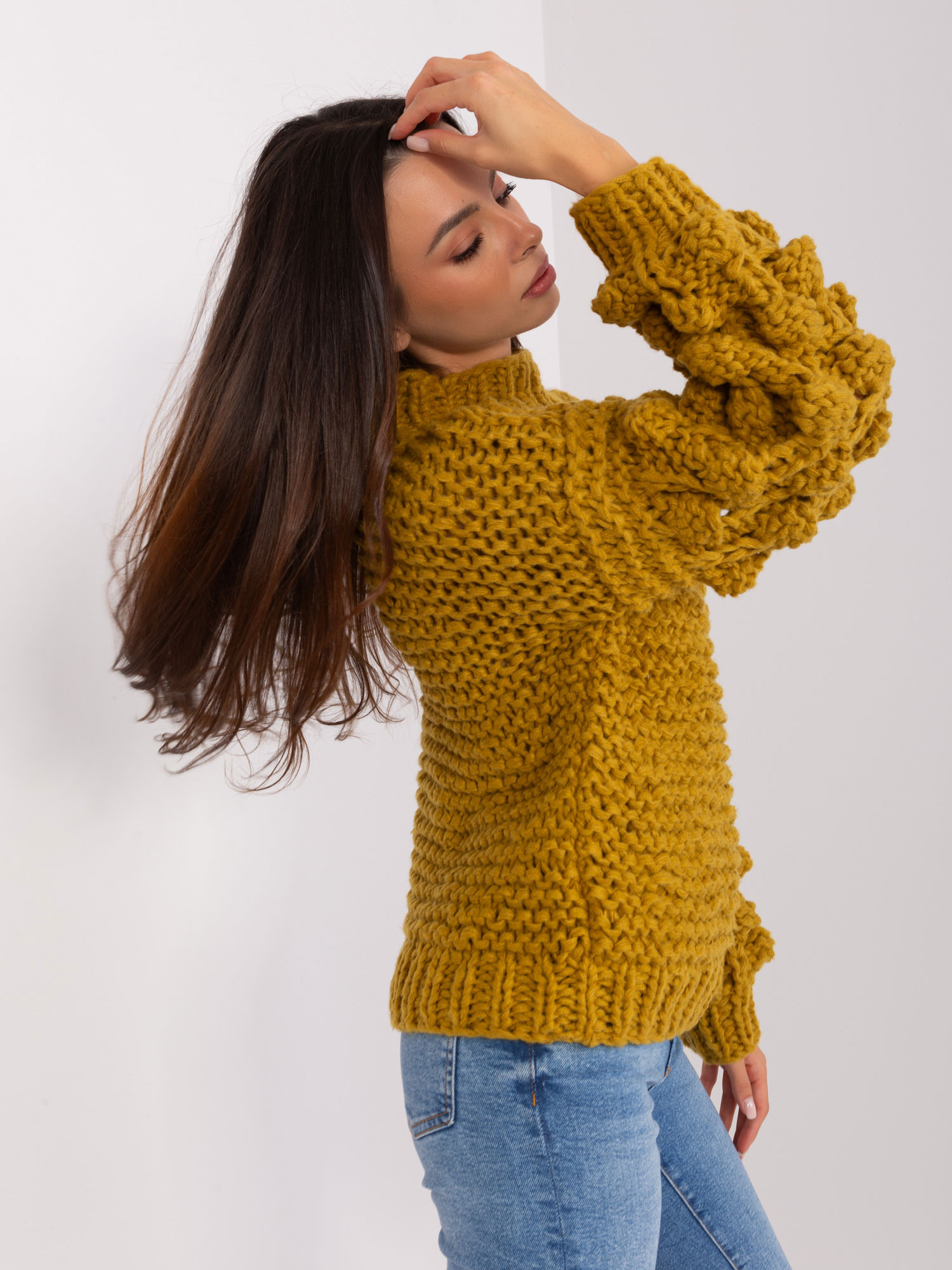 Oliwkowy sweter oversize z grubym splotem