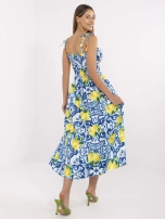 Blaue-gelbe lange Kleid mit Mustern.