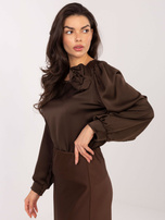 Czekoladowa elegancka bluzka z ozdobną różą