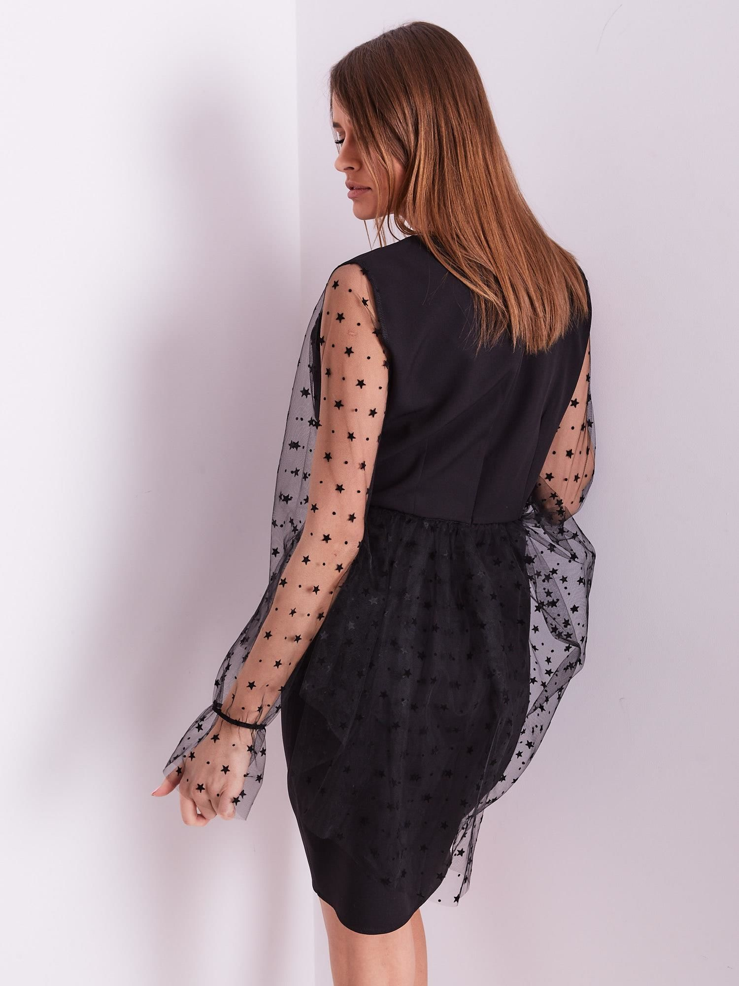 Schwarzes elegantes Kleid mit Tüllärmeln.
