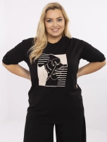 Czarna dłuższa bluzka plus size z nadrukiem