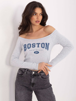 Šviesiai pilka off-shoulder palaidinė su užrašu Boston.