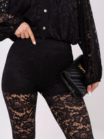 Schwarze Spitzenleggings mit Zehenöffnung.