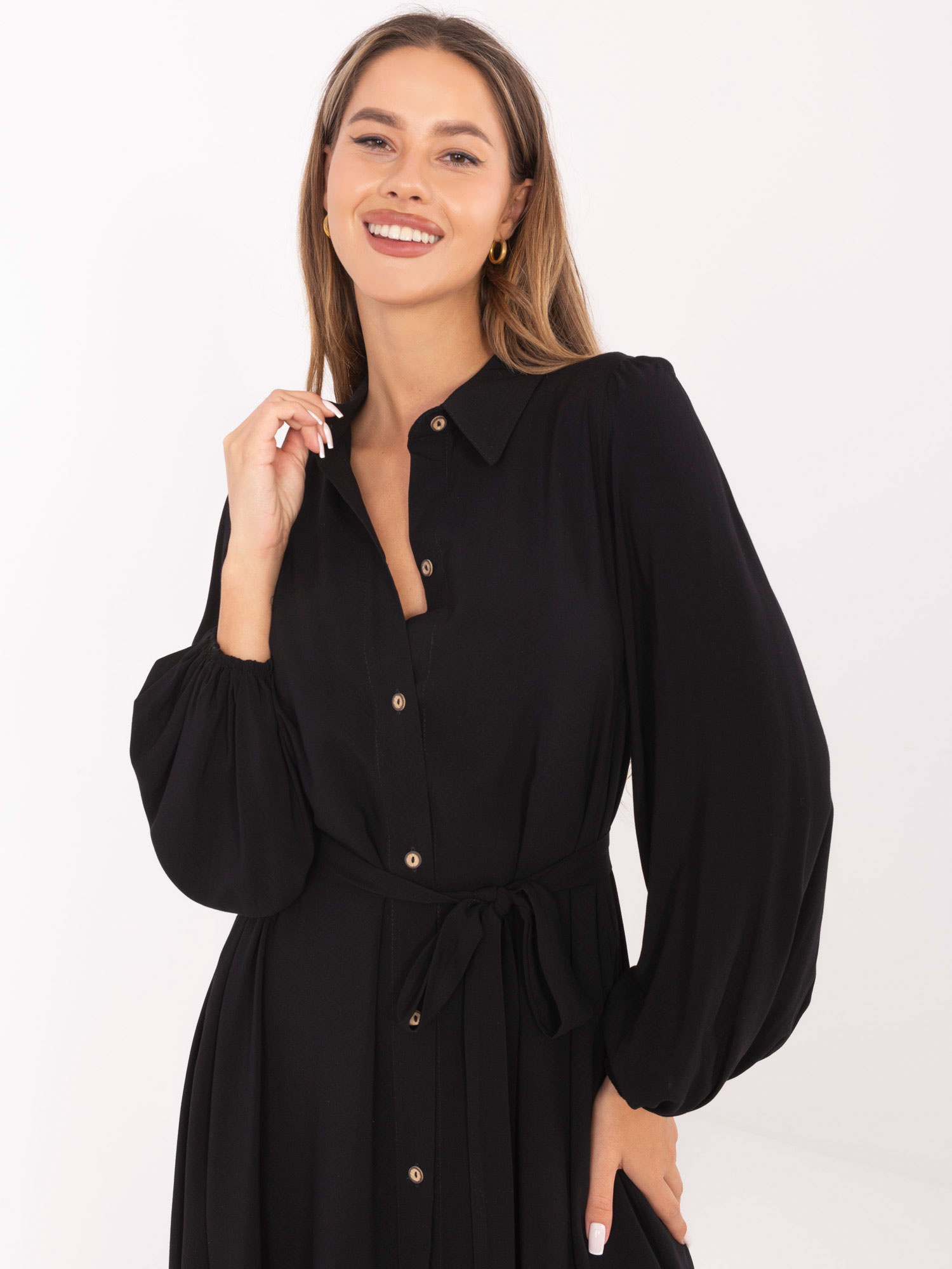 Schwarzes Midi-Kleid mit Puffärmeln.