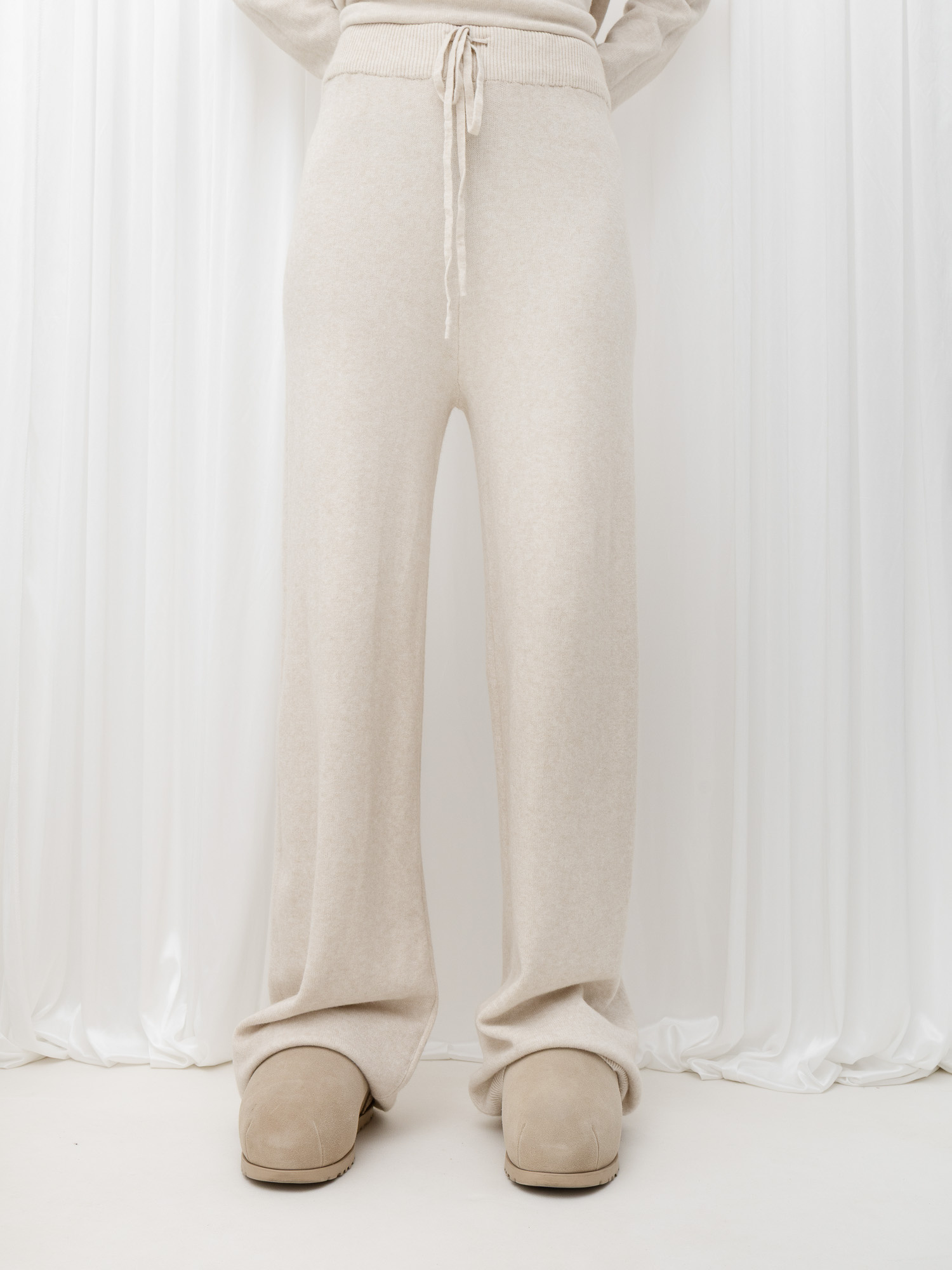 Hellebeige Oversize-Strickanzug.