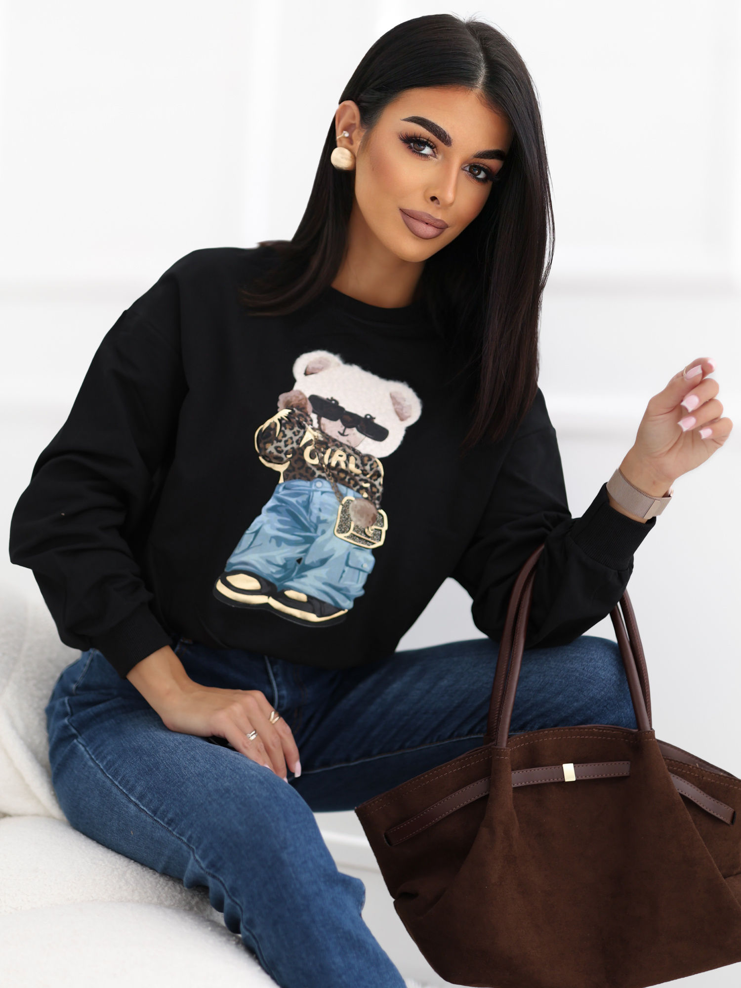 Juoda moteriška džemperis be gobtuvo su meškiuko motyvu.