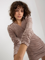 Hurt Ciemnobeżowa mini sukienka koktajlowa z weluru RUE PARIS