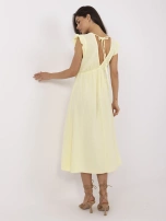 Jasnożółta sukienka z falbankami przy rękawach 