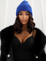 Niebieska zimowa czapka beanie z naszywką