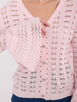 Helle rosa luftige Strickjacke im Boho-Stil.